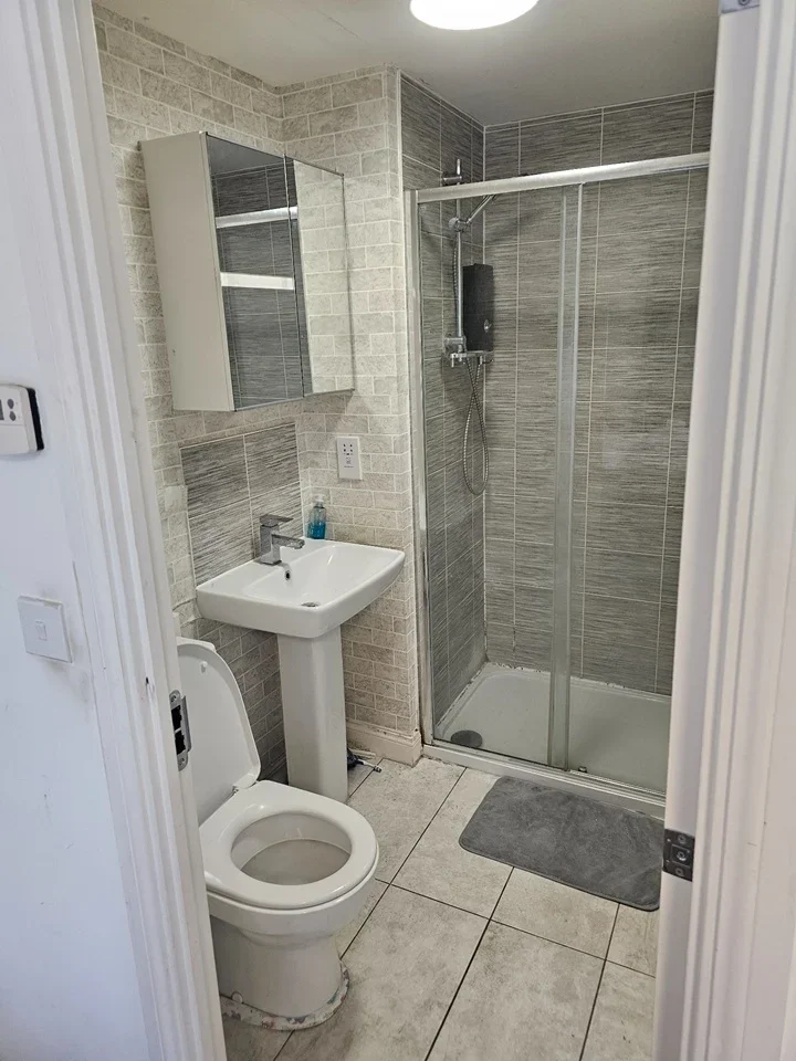 Room Wheeler Close in Burghfield