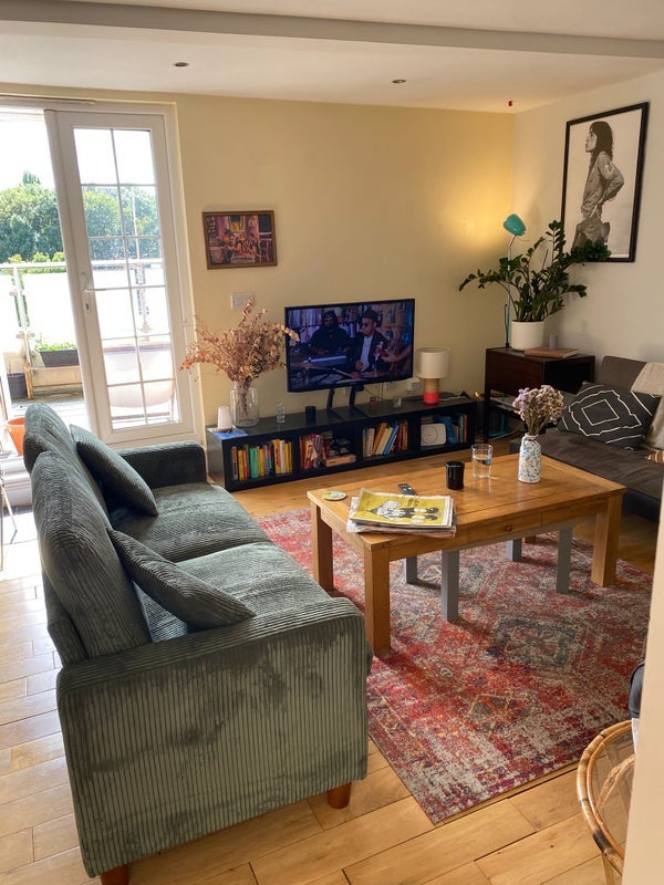 Room Martaban Road in Greater London