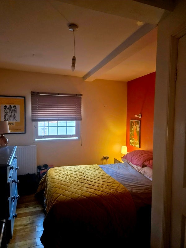 Room Martaban Road in Greater London