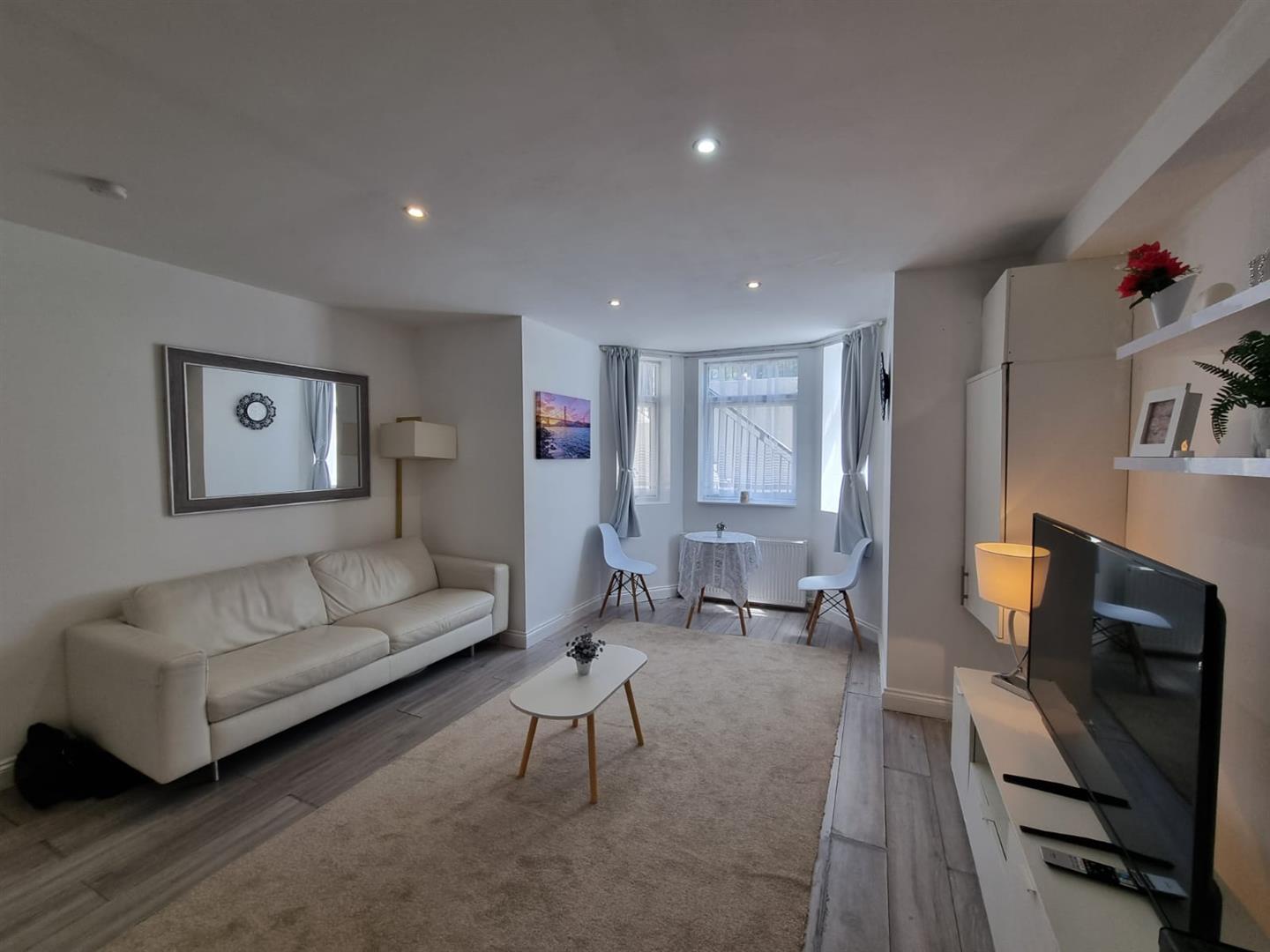 Flat Kidderminster Road in Greater London