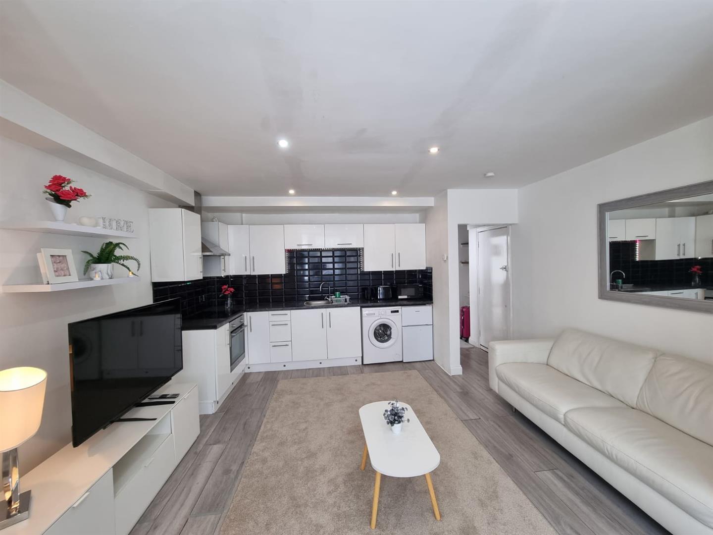 Flat Kidderminster Road in Greater London