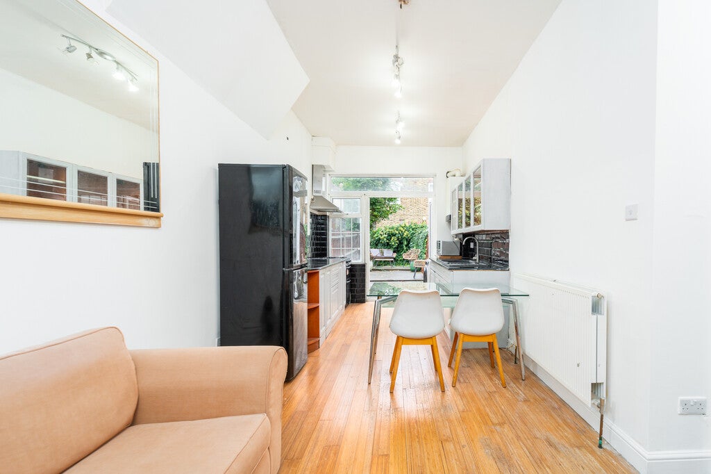 Flat Brondesbury Villas in Greater London