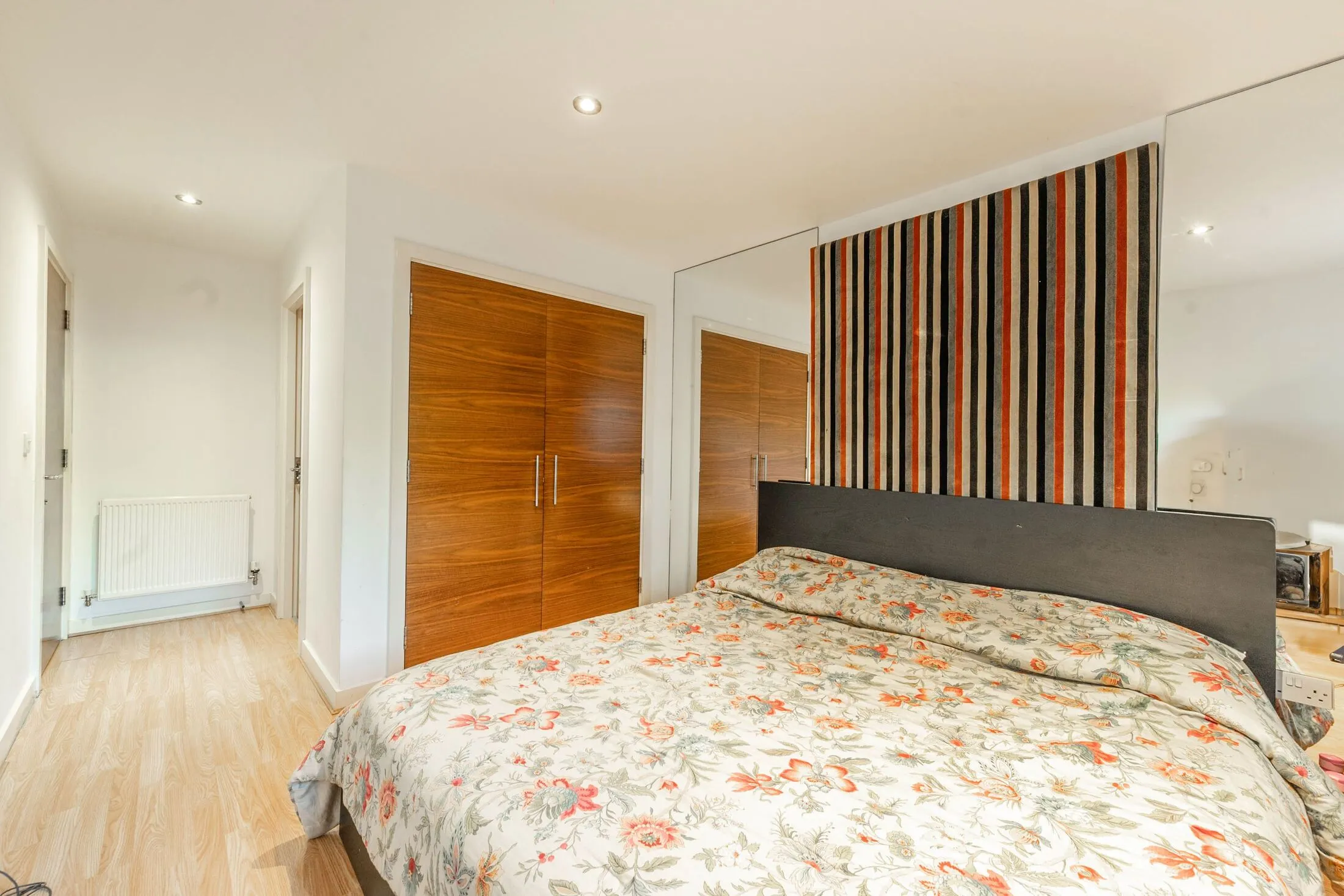 Flat Unwin Way in Greater London
