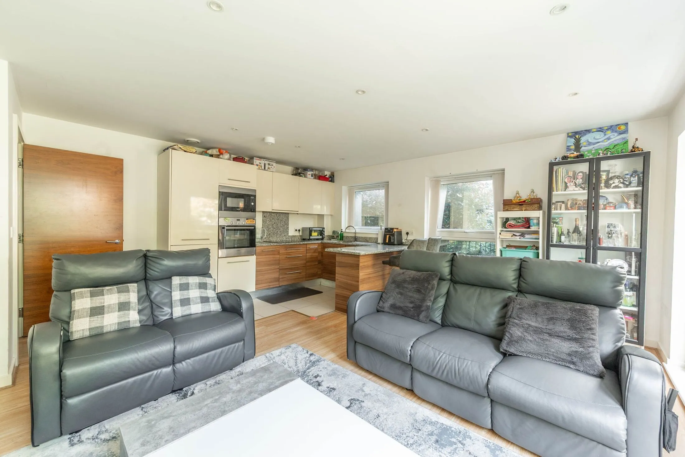 Flat Unwin Way in Greater London