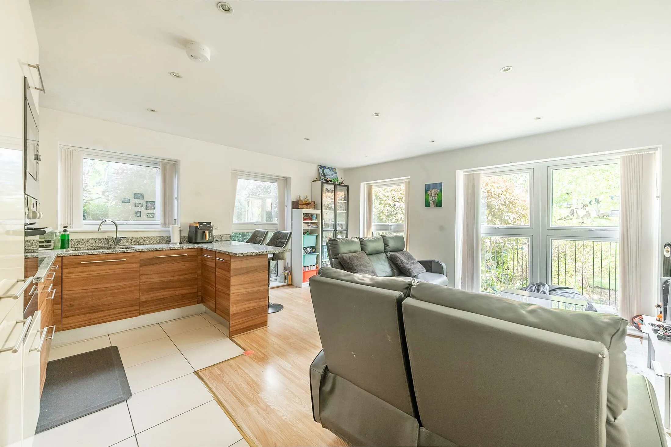 Flat Unwin Way in Greater London