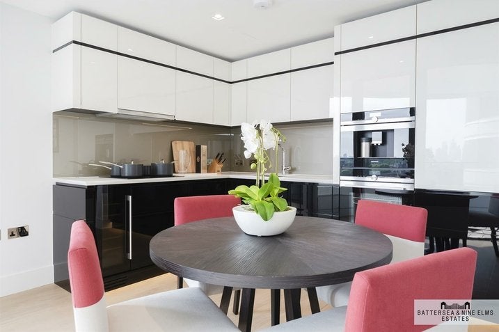 Flat Albert Embankment in Greater London