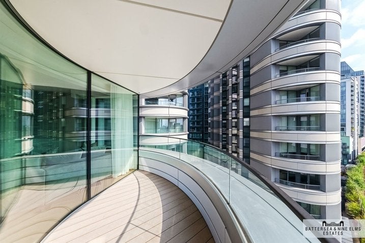 Flat Albert Embankment in Greater London