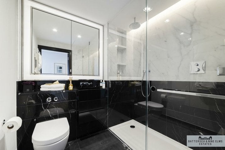 Flat Albert Embankment in Greater London