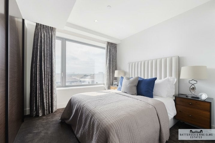 Flat Albert Embankment in Greater London