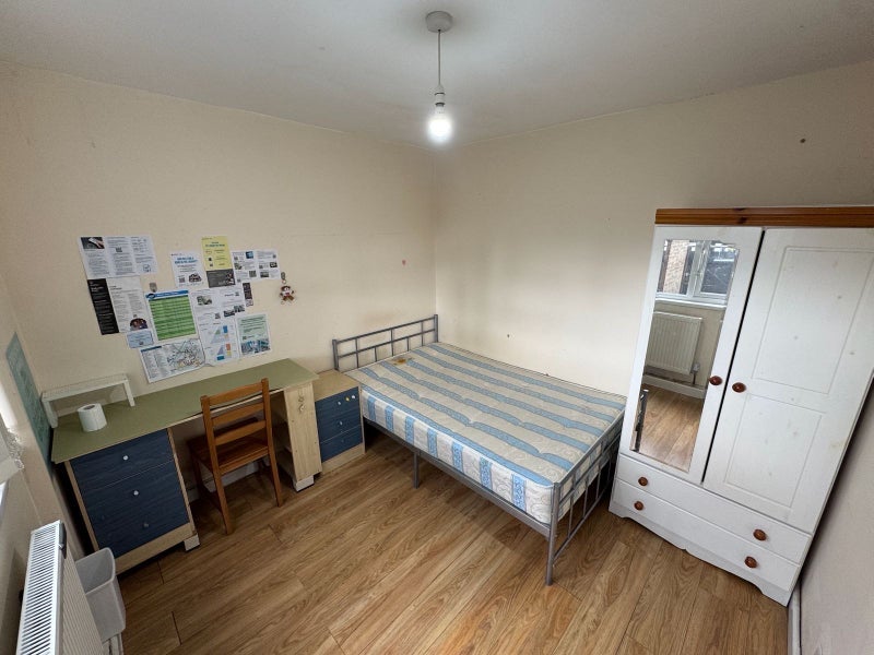 Room Metchley Drive in Birmingham