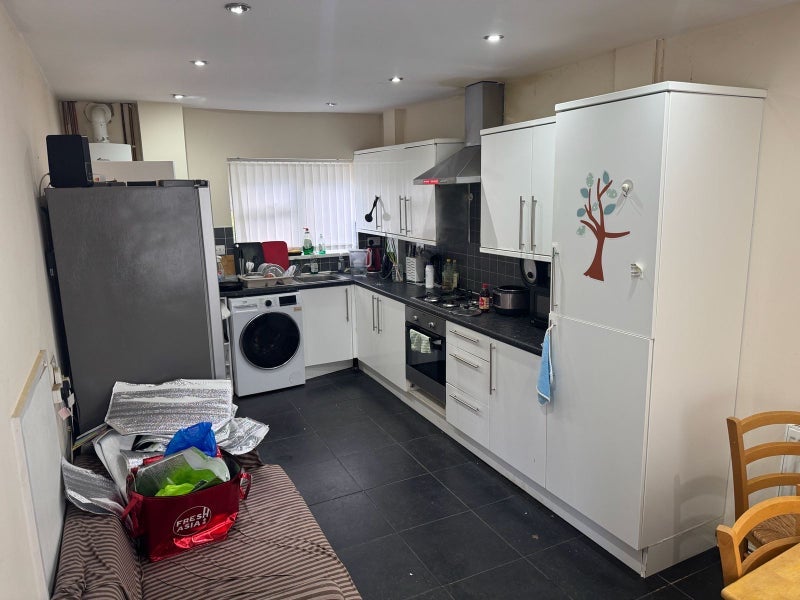 Room Metchley Drive in Birmingham