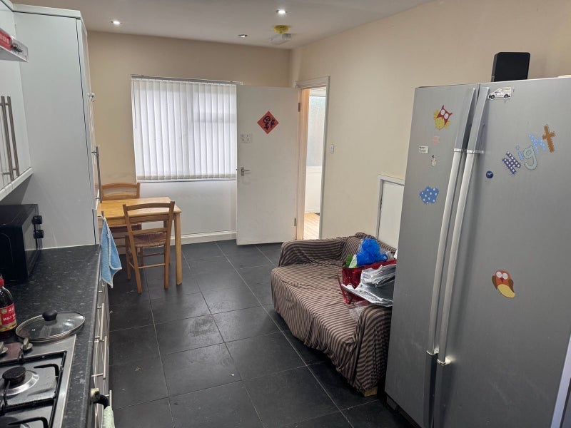 Room Metchley Drive in Birmingham