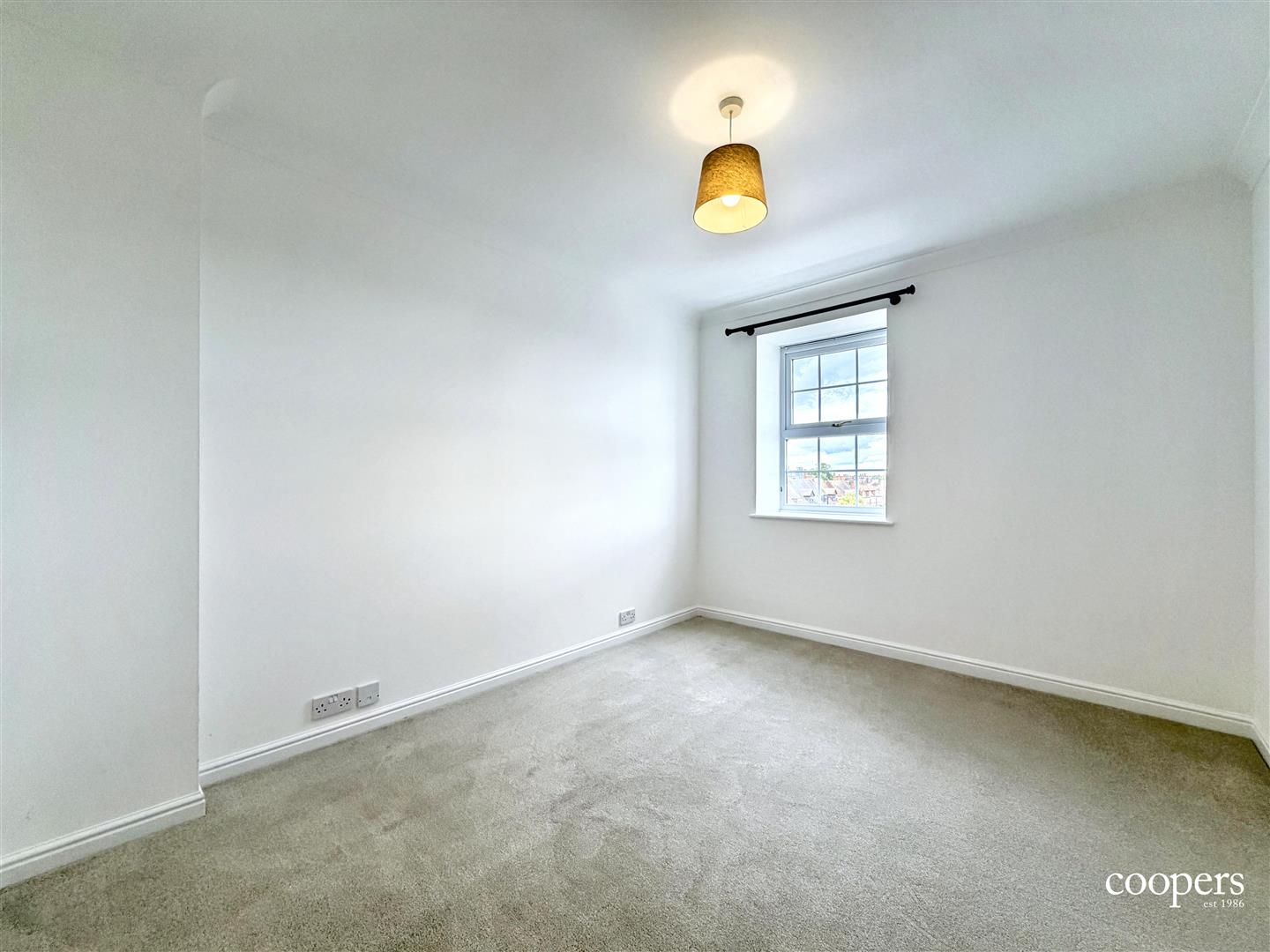 Flat Pembroke Road in Greater London