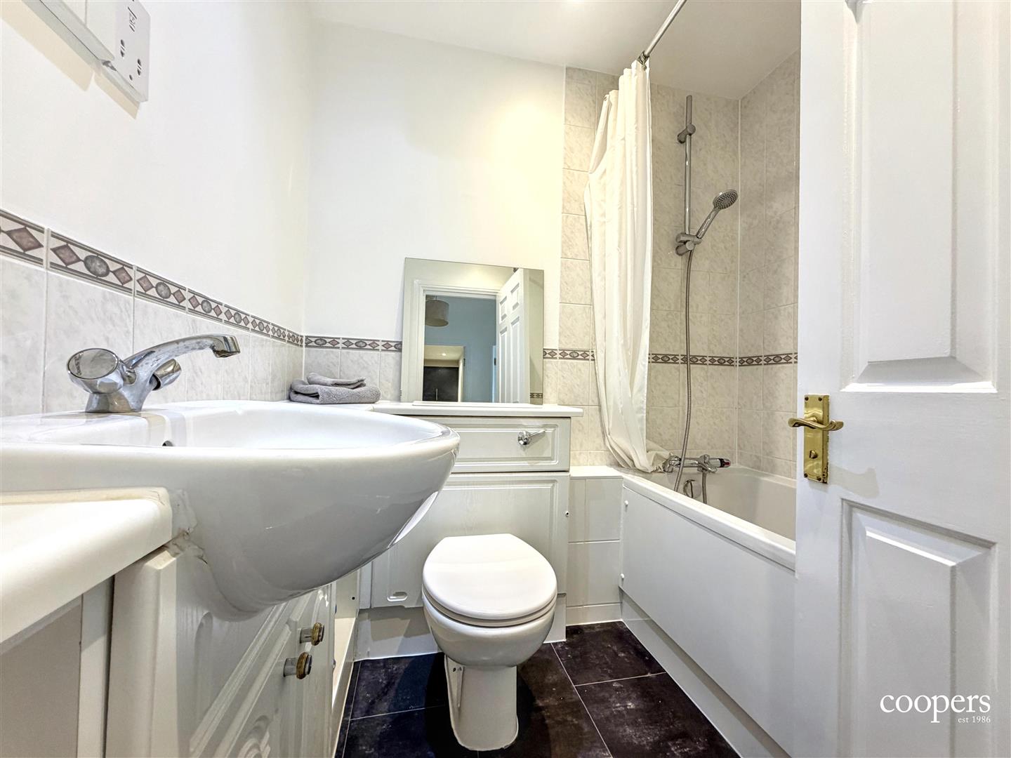 Flat Pembroke Road in Greater London