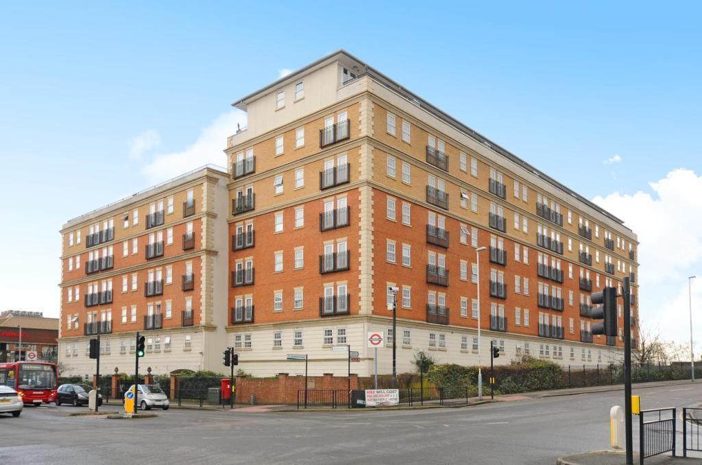 Flat Pembroke Road in Greater London
