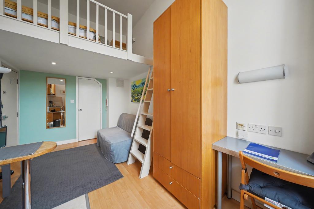 Flat Penywern Road in Greater London