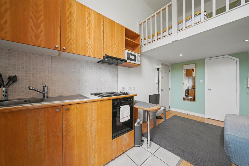 Flat Penywern Road in Greater London