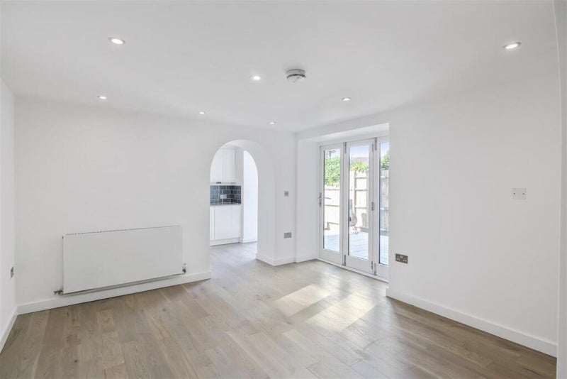 Flat Silverthorne Road in Greater London