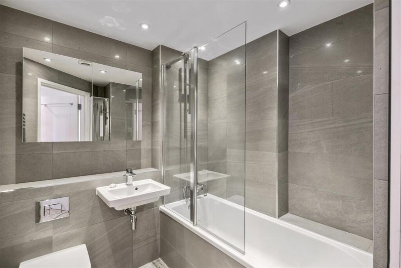 Flat Silverthorne Road in Greater London