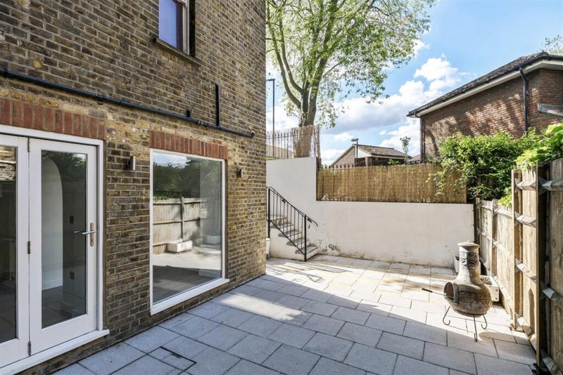 Flat Silverthorne Road in Greater London
