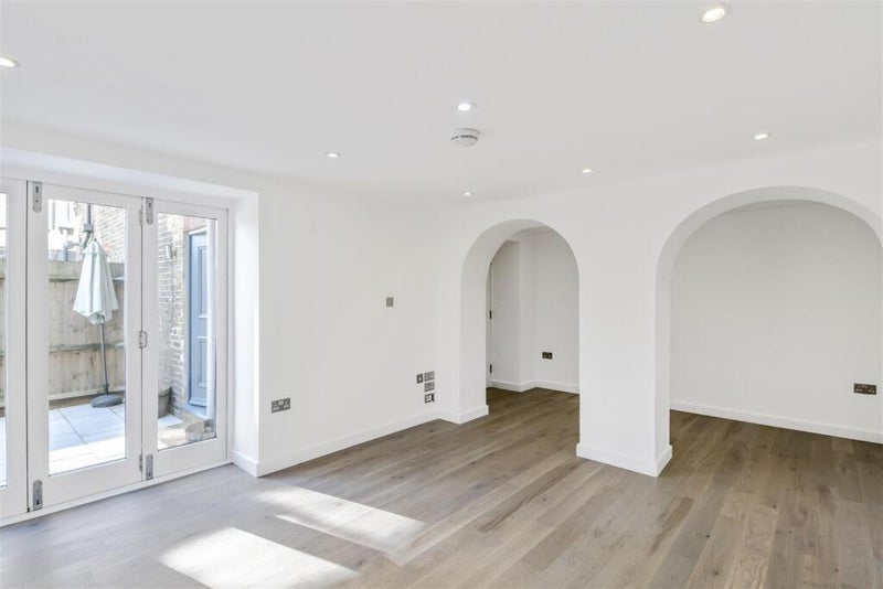 Flat Silverthorne Road in Greater London
