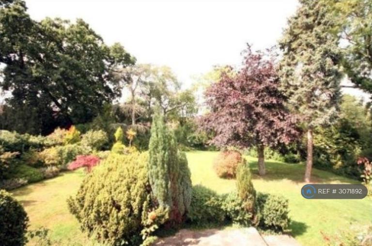 Room Mount Drive in Greater London