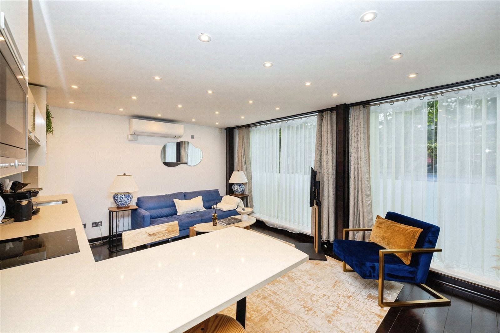 Flat Wapping High Street in Greater London