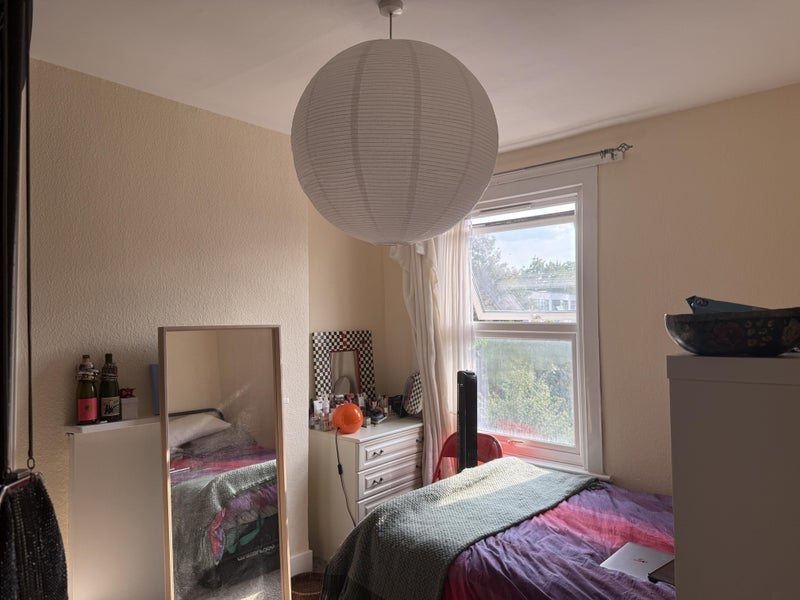 Room Lausanne Road in Greater London