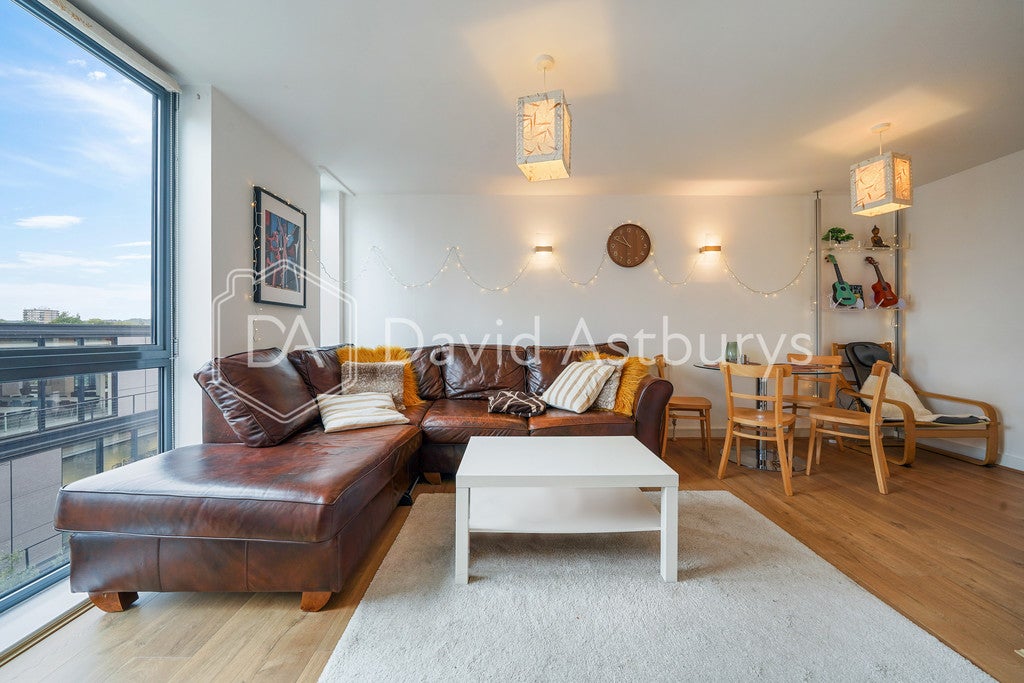 Flat Market Road in Greater London
