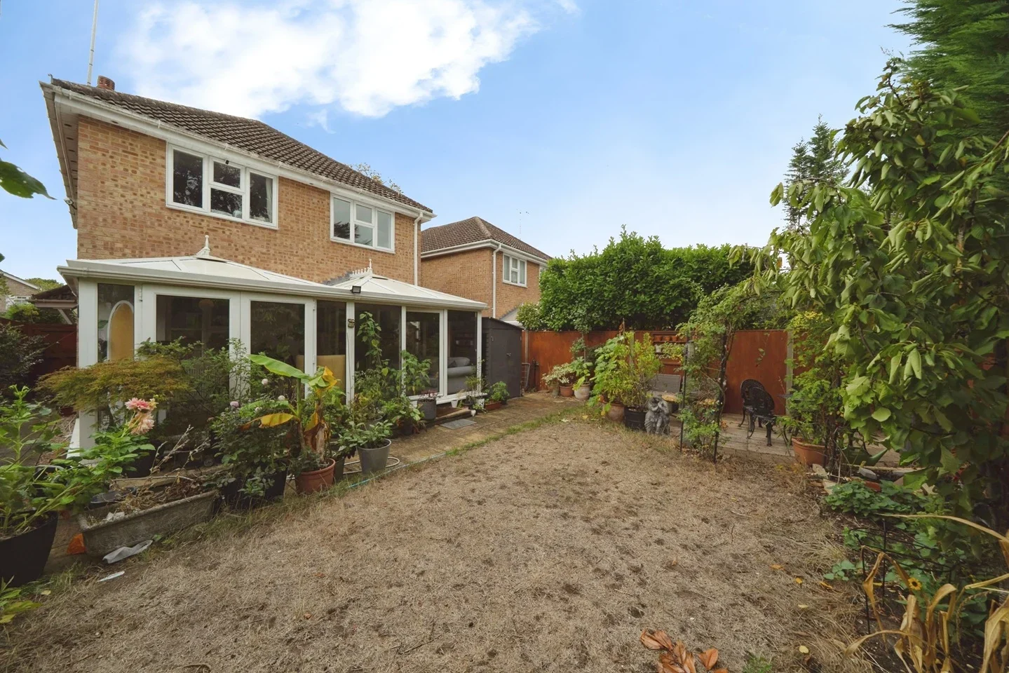 House Westwood Avenue in Borough of Runnymede