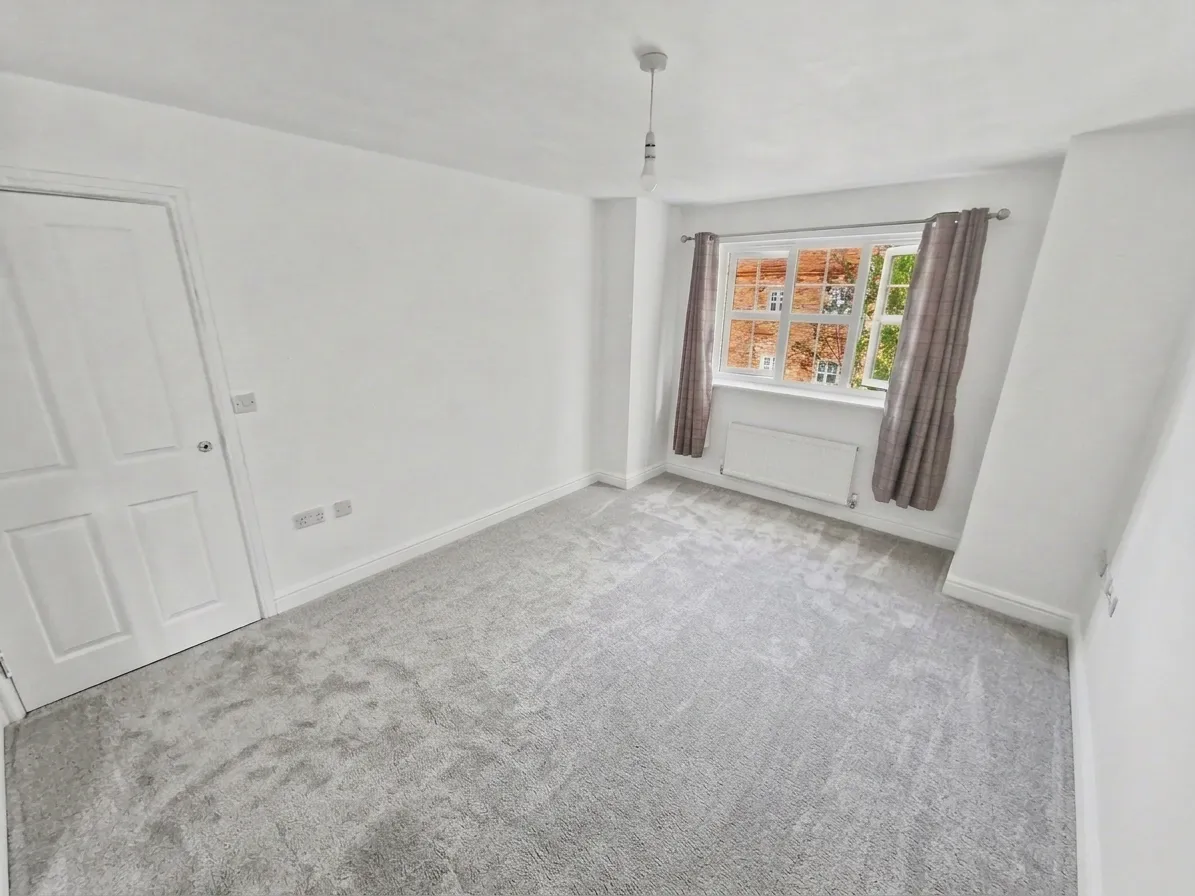 Flat Fernbeck Close in Farnworth