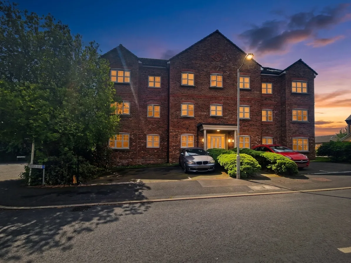 Flat Fernbeck Close in Farnworth