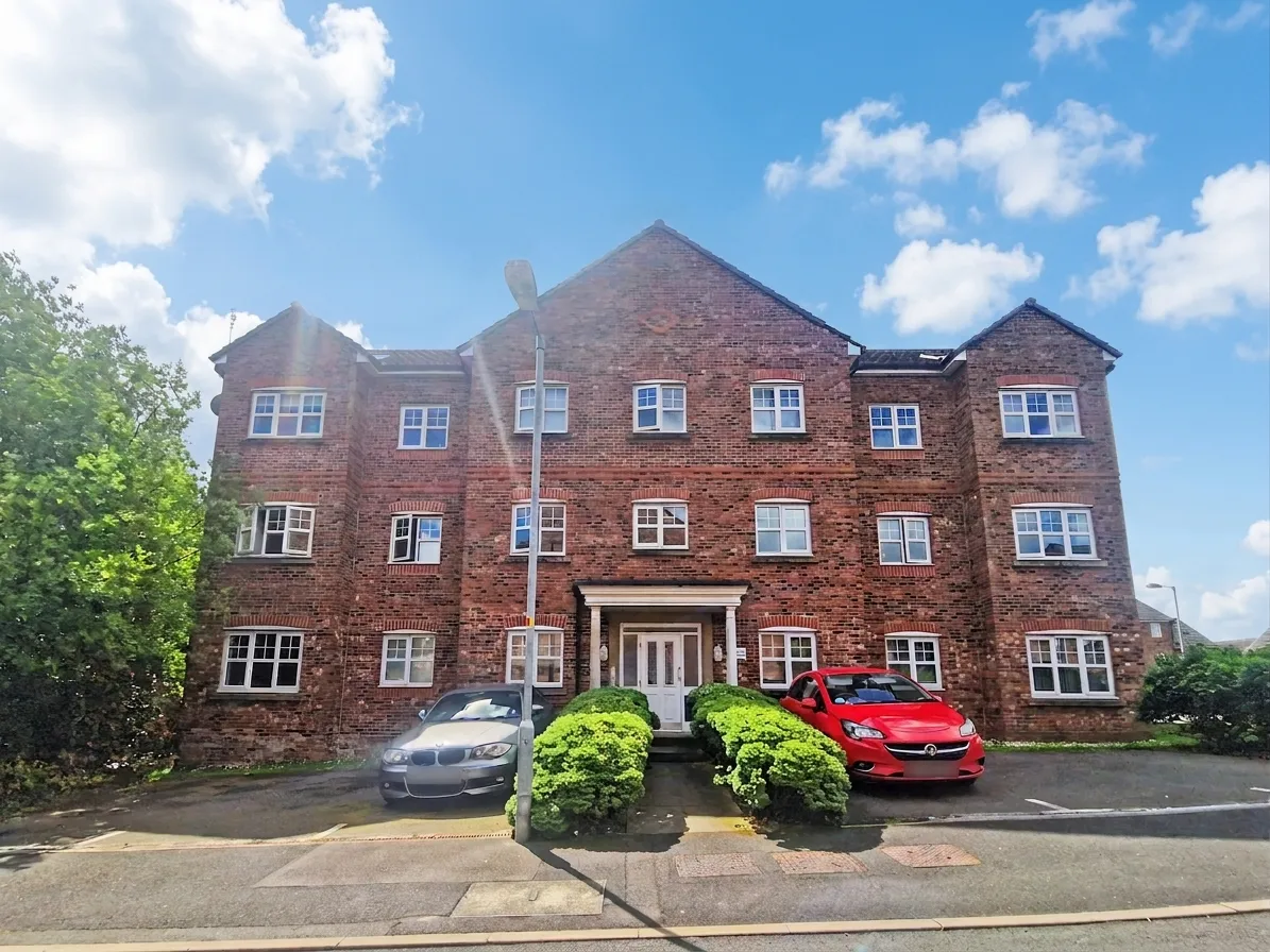 Flat Fernbeck Close in Farnworth