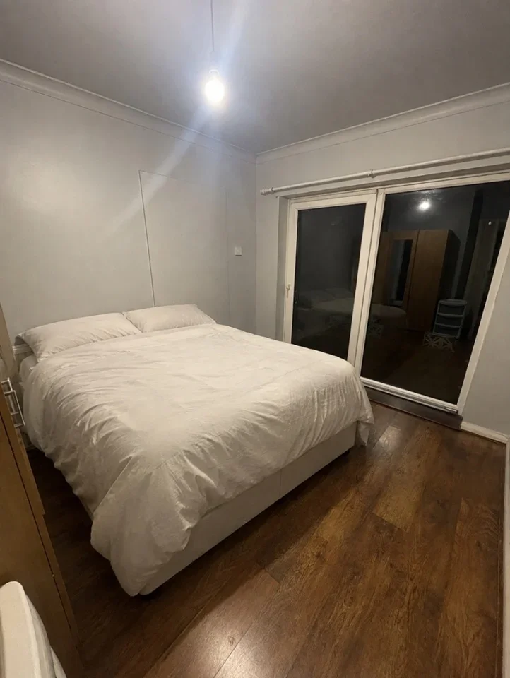 Room Sandown Way in Greater London