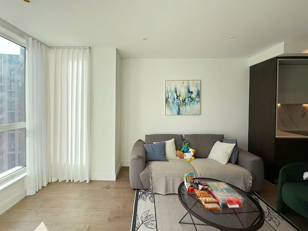 Flat Royal Road in Greater London