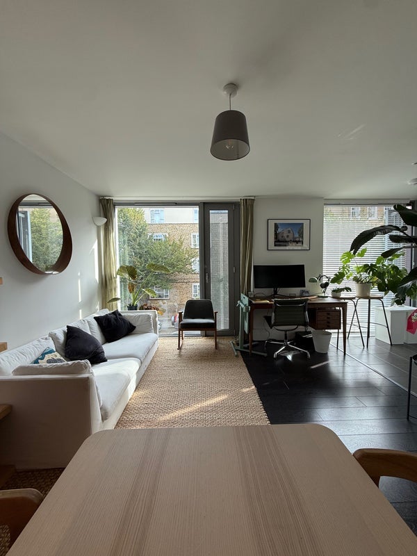 Flat Avenell Road in Greater London