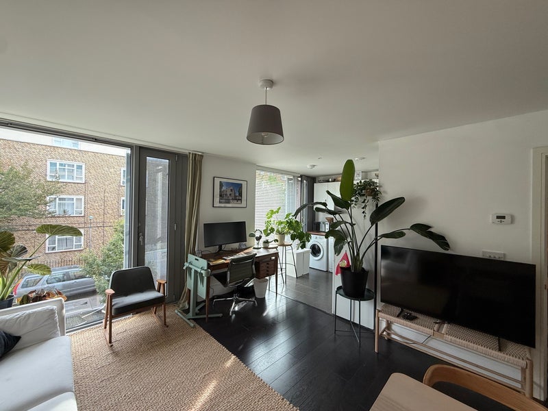 Flat Avenell Road in Greater London