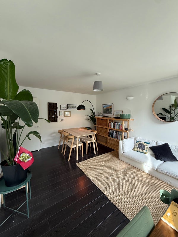 Flat Avenell Road in Greater London