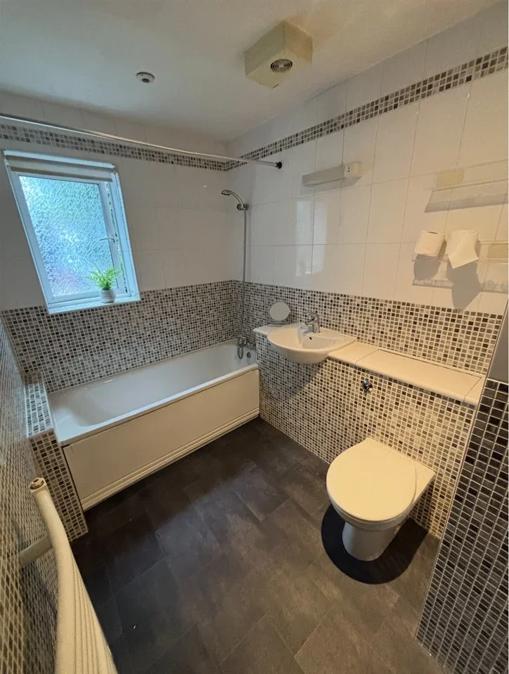 Room St Luke's Road in Tandridge