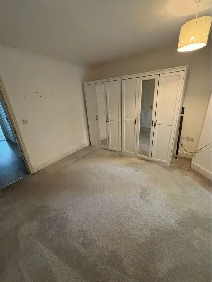 Room St Luke's Road in Tandridge