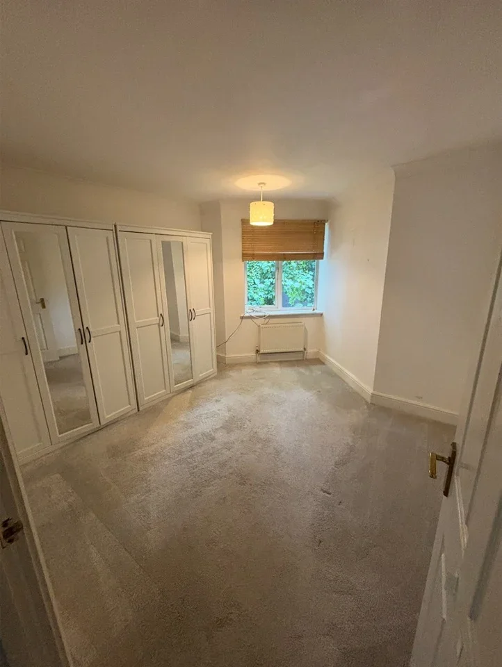 Room St Luke's Road in Tandridge