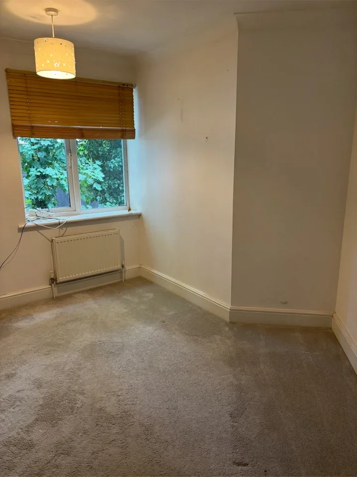 Room St Luke's Road in Tandridge