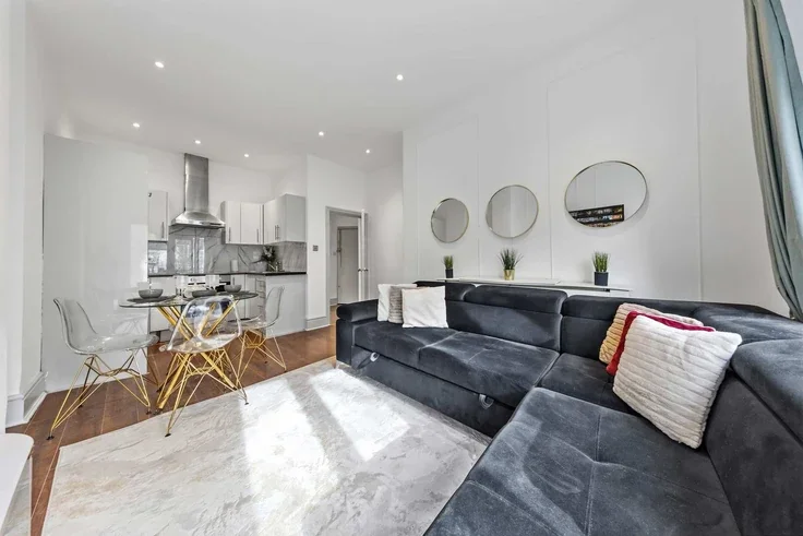 Flat Holland Road in Greater London