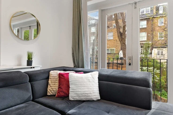 Flat Holland Road in Greater London