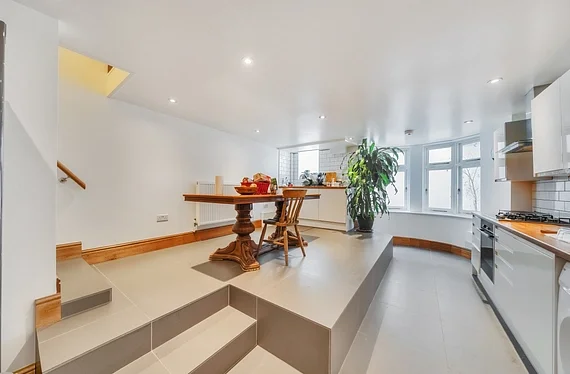 Flat Beryl Road in Greater London