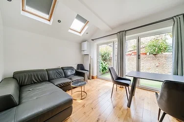 Flat Beryl Road in Greater London