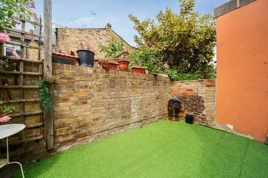 Flat Beryl Road in Greater London