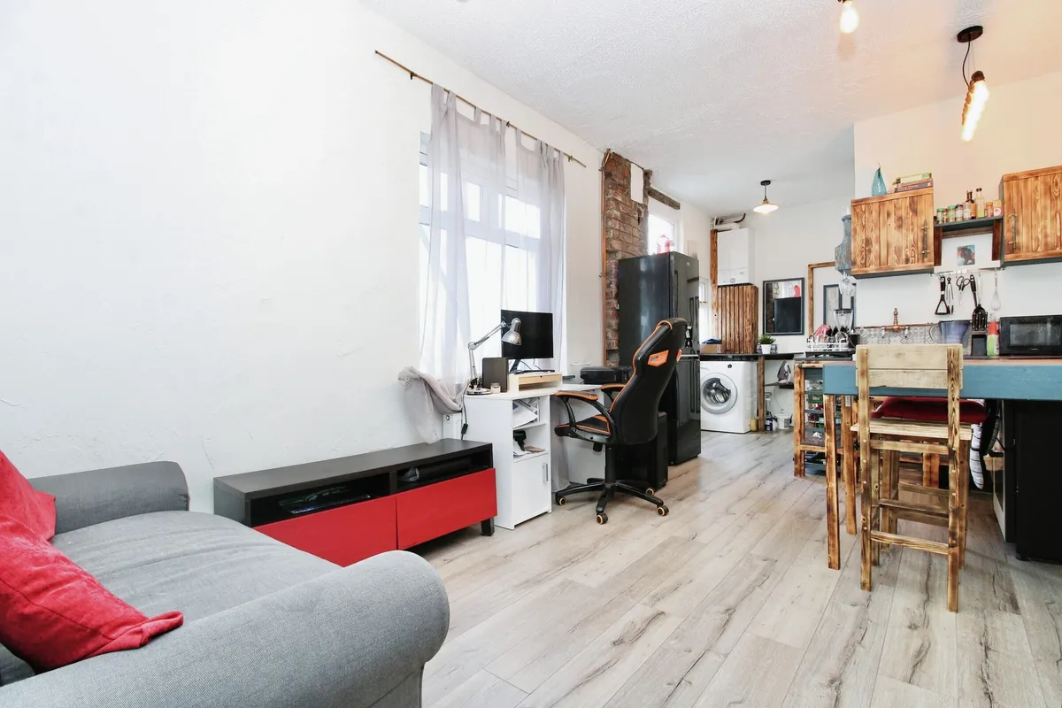 Flat Connaught Road in Cardiff