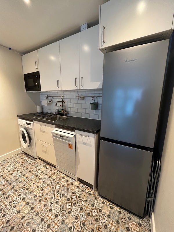 Flat Stainsby Road in Greater London