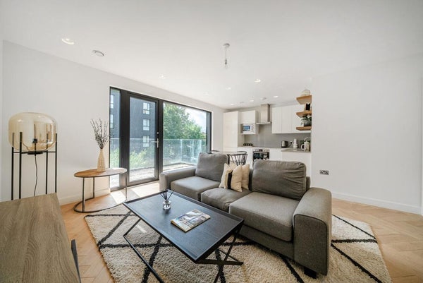 Flat Bell Foundry Close in London
